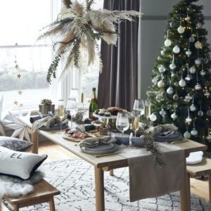 How To Decorate A Christmas Table