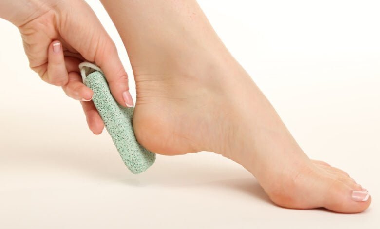 بهمسات النعومة: كيفية علاج تشققات القدم واستعادة جمالها الطبيعي