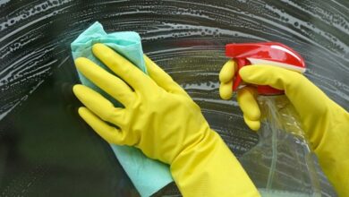أدوات تنظيف الزجاج والمرايا: من الأساسيات إلى أحدث الابتكارات