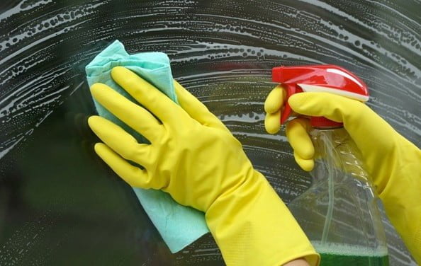 أدوات تنظيف الزجاج والمرايا: من الأساسيات إلى أحدث الابتكارات